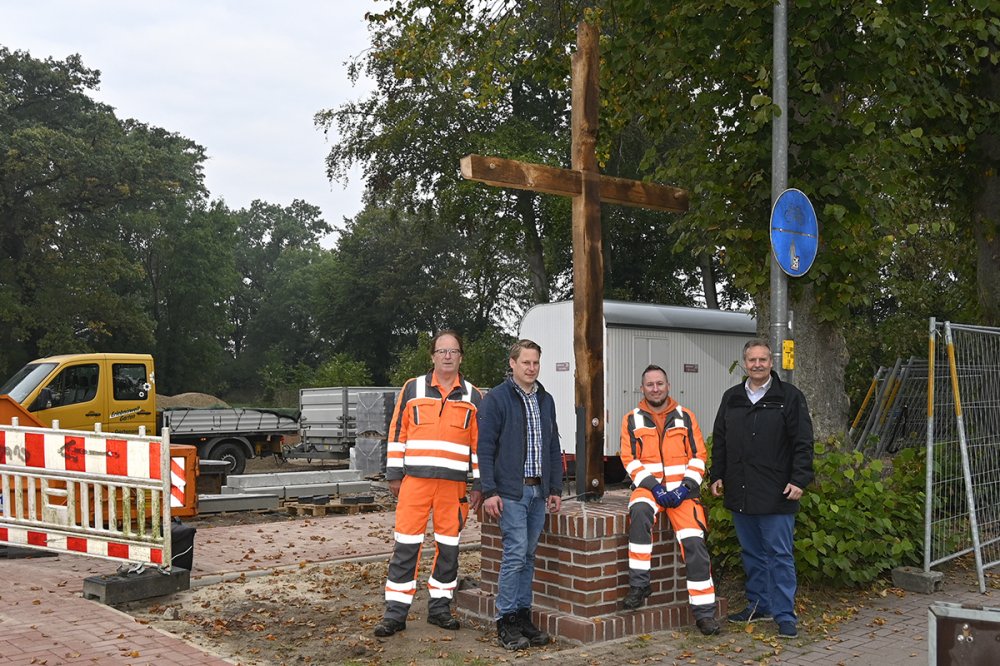 Neues Wegekreuz am B�rgerpark aufgestellt