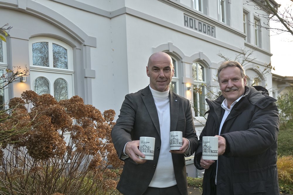 Bahnhofsgebude ziert die 8. Holdorf-Tasse