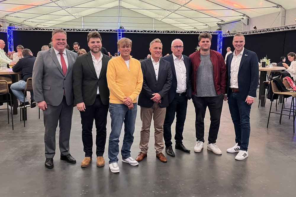 Fa. Essing Feuerwerk-Logistik GmbH feiert ihr 25-j�hriges Bestehen und erh�lt Besuch vom Holdorfer Gemeinderat