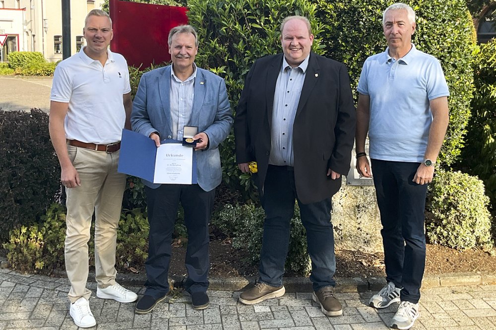 Ehrenmedaille des NSGB f�r Dr. Wolfgang Krug