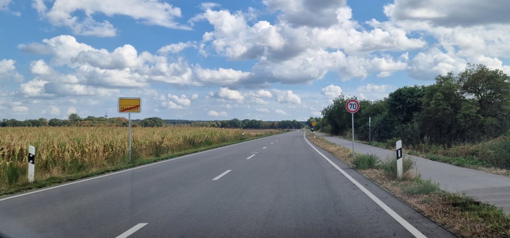 Tempo 70 km/h auf der Industriestra�e!