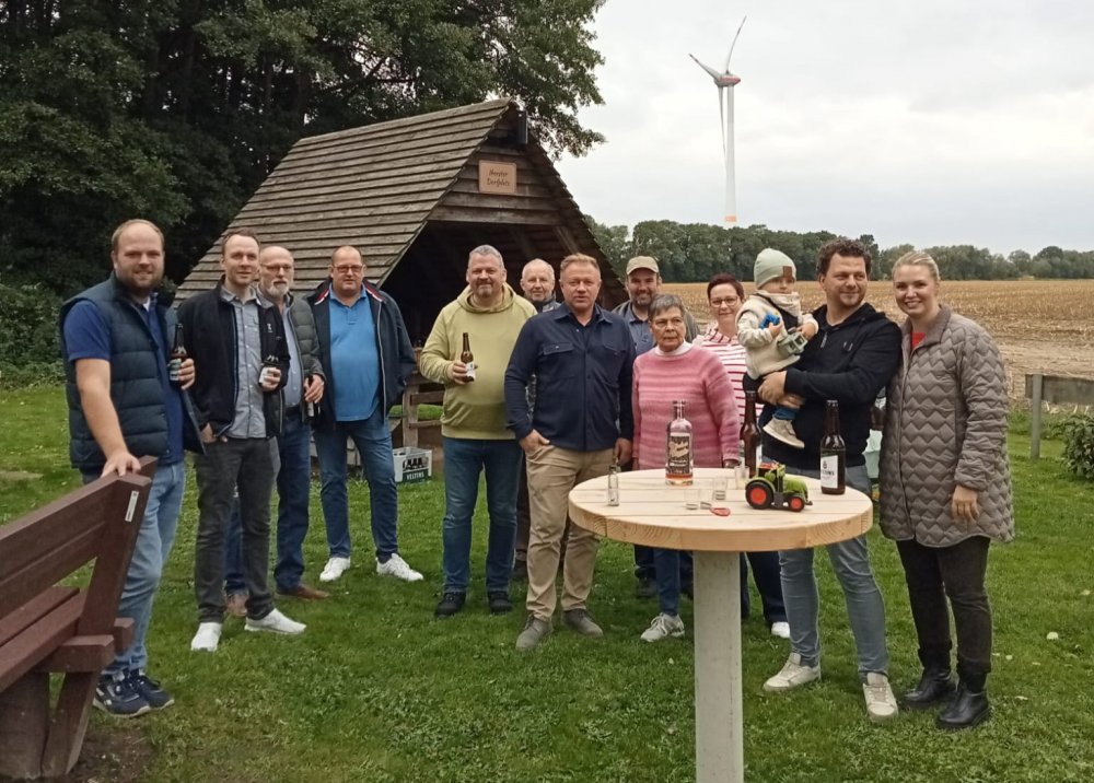 Neue Sitzm�bel f�r den Ihorster Dorfplatz