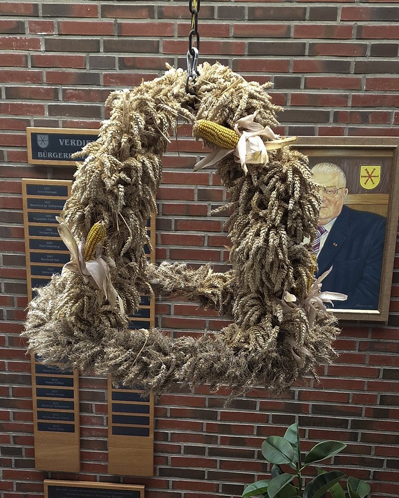 Erntekrone im Rathaus