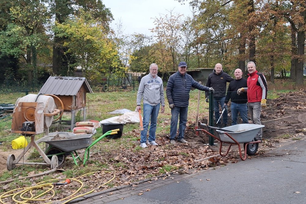 Neuer Zaun f�r Schafswiese am Ostring