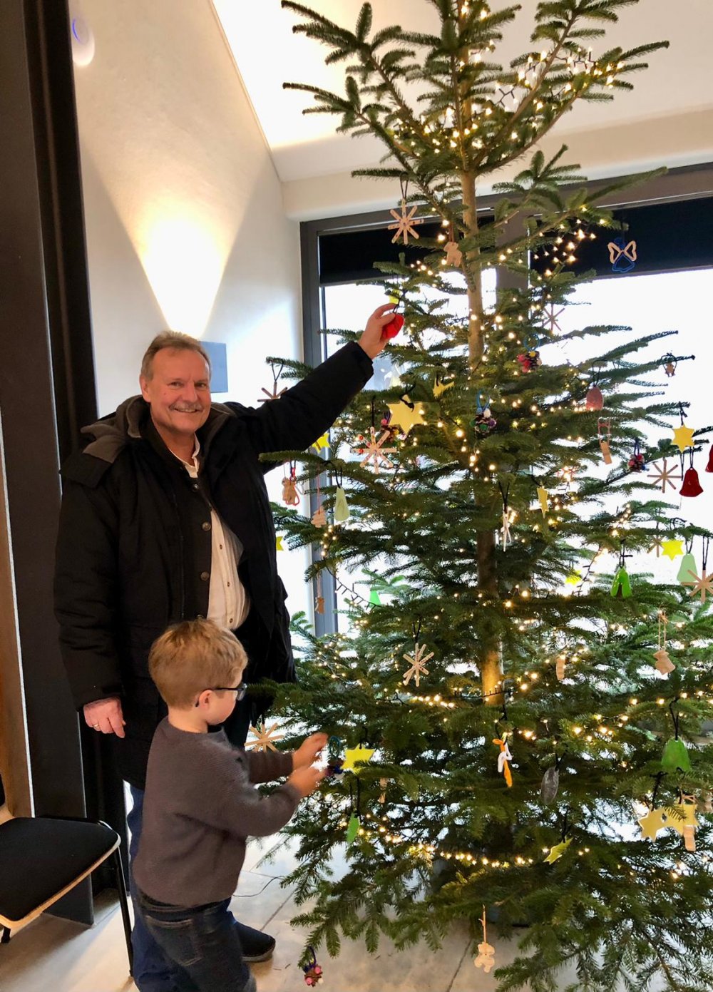 Schmcken des Weihnachtsbaumes im Brgerhaus