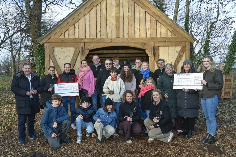 Familienkreis ,,Holdorfer Punscherf�ller" spenden 3.600 Euro