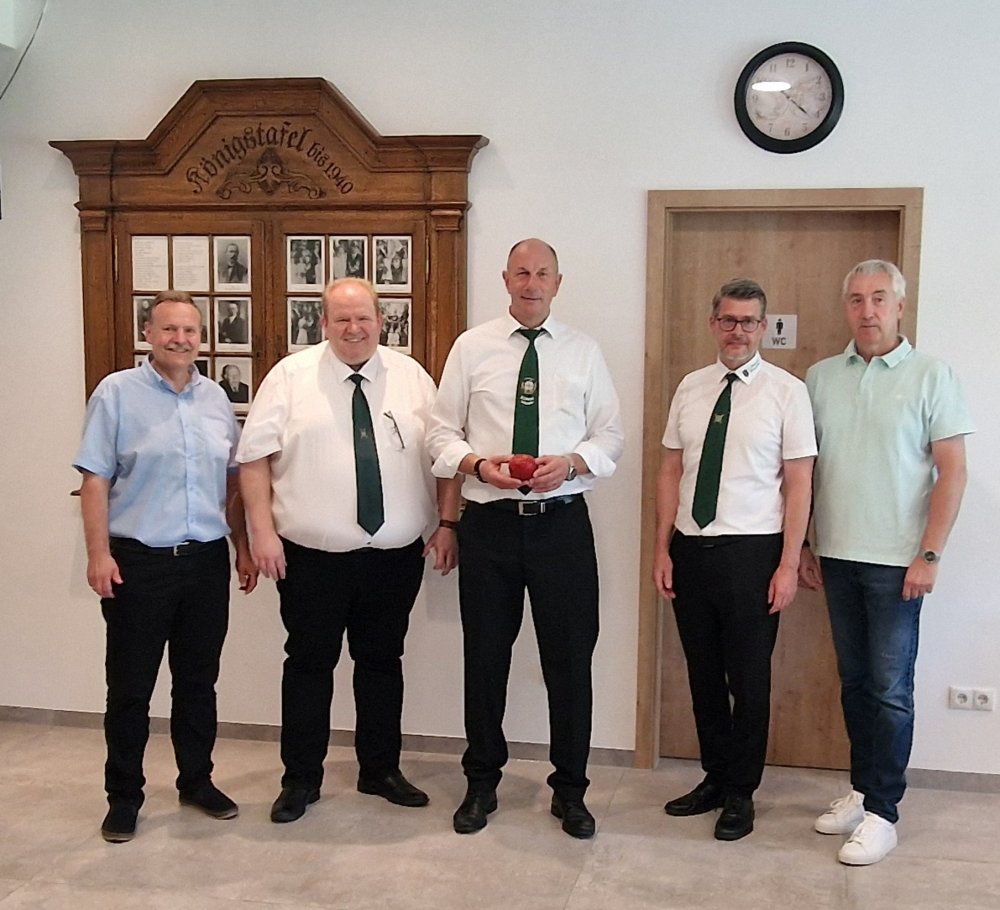 Gemeinde Holdorf freut sich �ber saniertes Sch�tzenhaus in Holdorf und schenkt ein Baum!