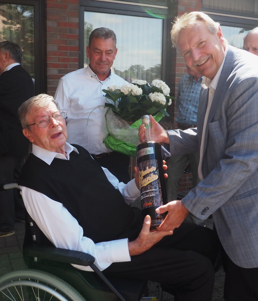 B�rgermeister Dr. Krug gratuliert Herrn Pfarrer em. zum Geburtstag!
