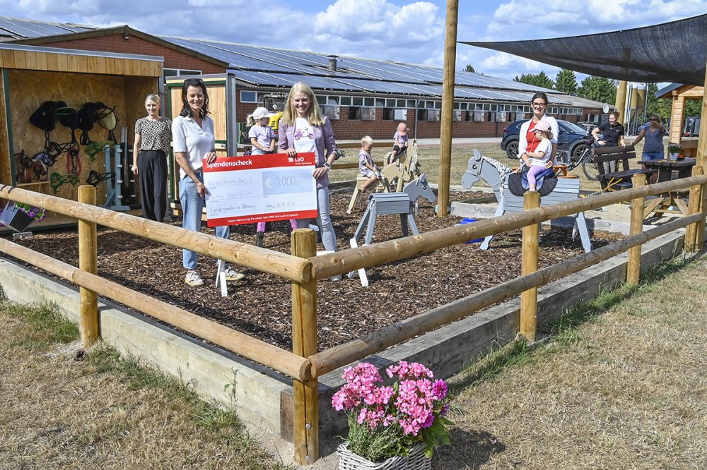 RuF Holdorf baut Ponyspielplatz - LzO-Stiftung f�rdert